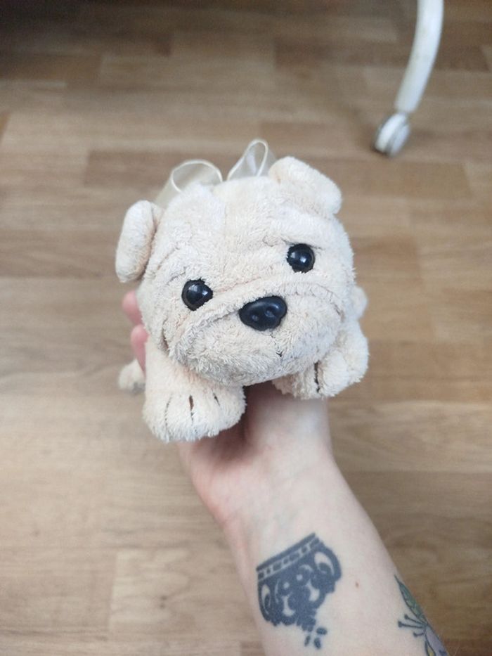Peluche chiot avec nœud papillon dos - photo numéro 2