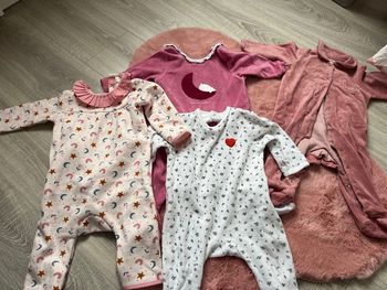 Lot 4 pyjamas 1 pièce velours bébé fille 9 mois
