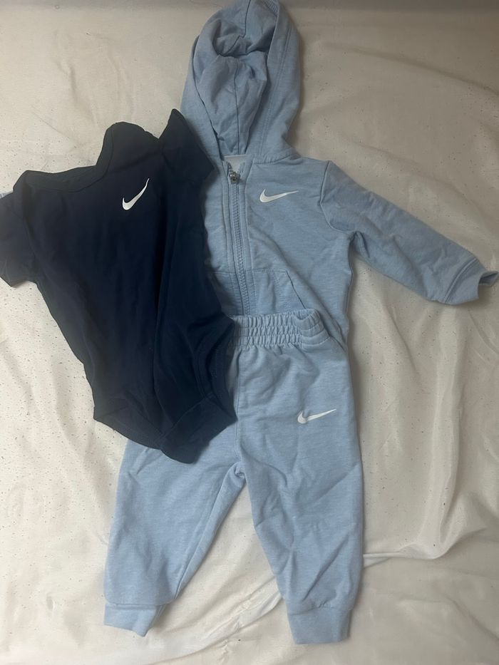 Ensemble Nike bleu 3 pièces 3-6 mois