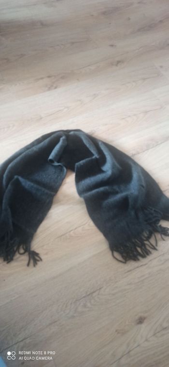 Écharpe gris foncé