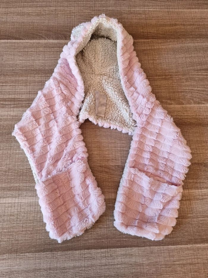 Bonnet écharpe et gants tout en 1