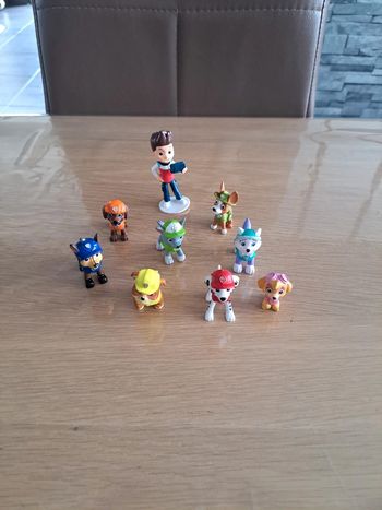 Lot 9  figurines Paw Patrol
