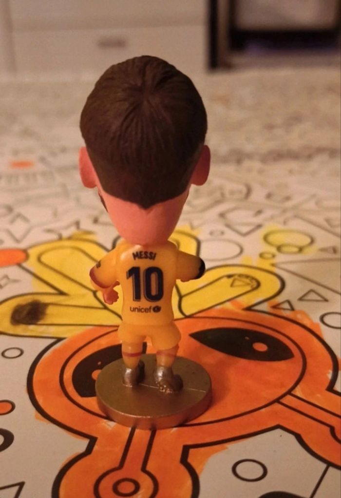 Petite figurine neuve football Lionel Messi FC Barcelone maillot extérieur jaune - photo numéro 2