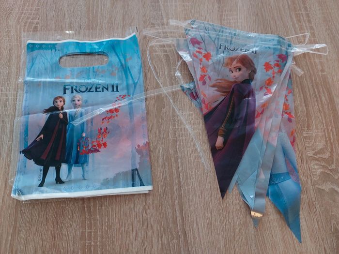 Guirlande + 9 sachets de bonbons reine des neiges 2 Disney Beebs