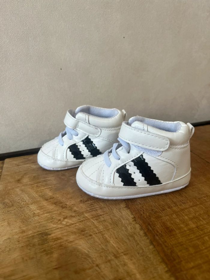 👟 Baskets bébé blanches et noires – Taille 18 – Neuves - photo numéro 3