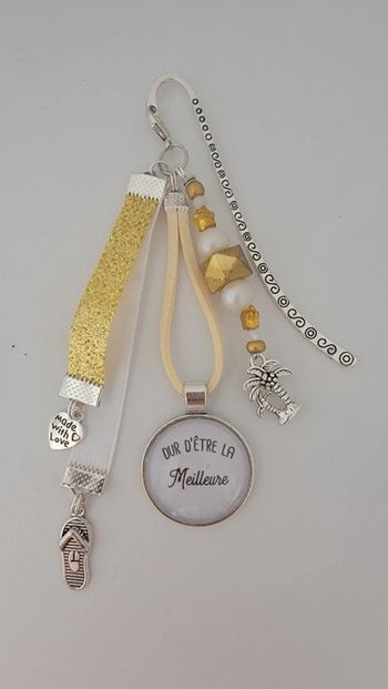 Cadeau humour, bijoux de sac ou marque page " dur d'être la meilleure "