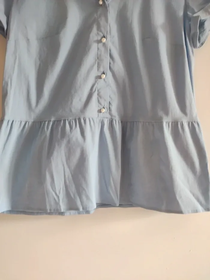 Top bleu ciel - boutons nacrés - très bon état - photo numéro 2