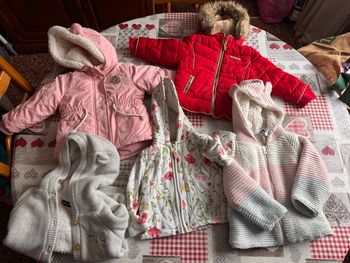 Lot manteau/gilet fille 18/24 mois