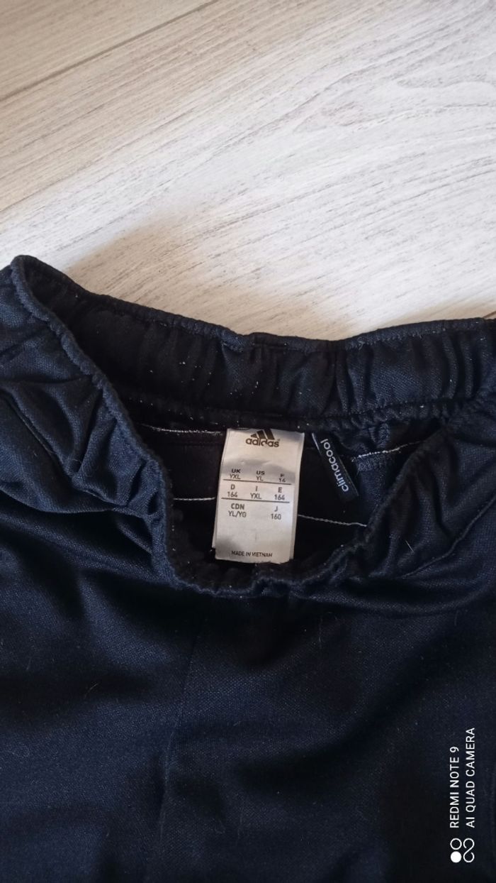 Pantalon Adidas noir et bandes blanches.taille  164cm ou S.bon état - photo numéro 3
