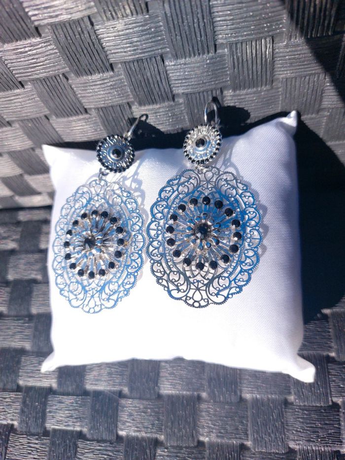 Boucles d'oreilles argentées et noires - photo numéro 2