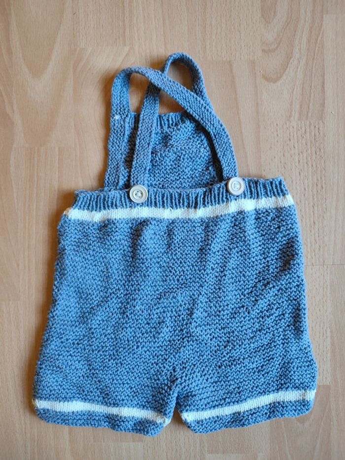 Salopette courte grise neuve tricotée à la main 6-9M bretelles amovibles croisées ou droites - photo numéro 2