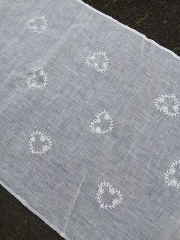 Véritable lin naturel blanc brodé cœur en 60cm sur 3m