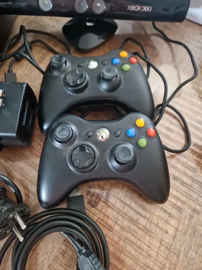 Console xbox 360 avec 2 manettes et kinect - photo numéro 4