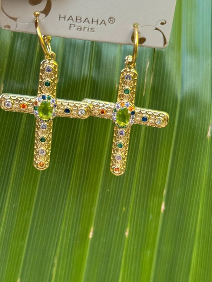 Boucles d’oreilles petites créoles grosse croix incrustées de cristaux habaha Paris - photo numéro 5