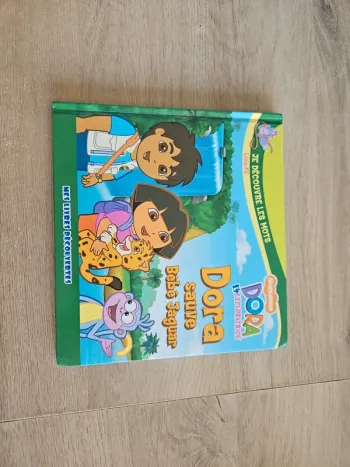 Livre dora l'exploratrice