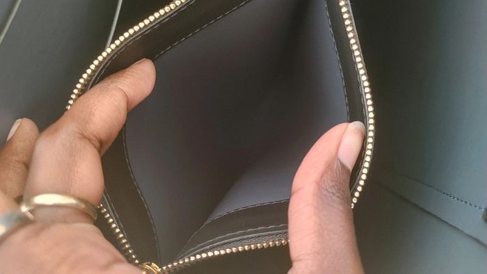 Élégant sac en cuir noir tout en sobriété - photo numéro 7