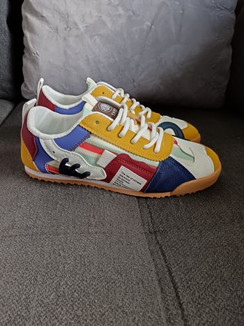 Très jolies baskets neuves stylées taille 39