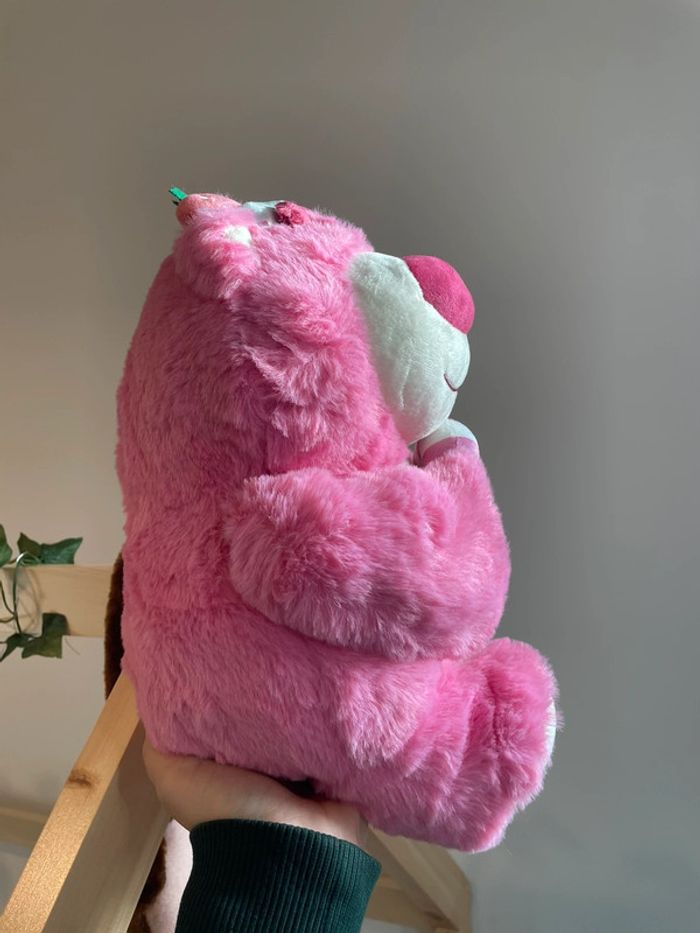 Grande peluche Disney Pixar Lotso l'ours à la fraise 🍓 - photo numéro 18