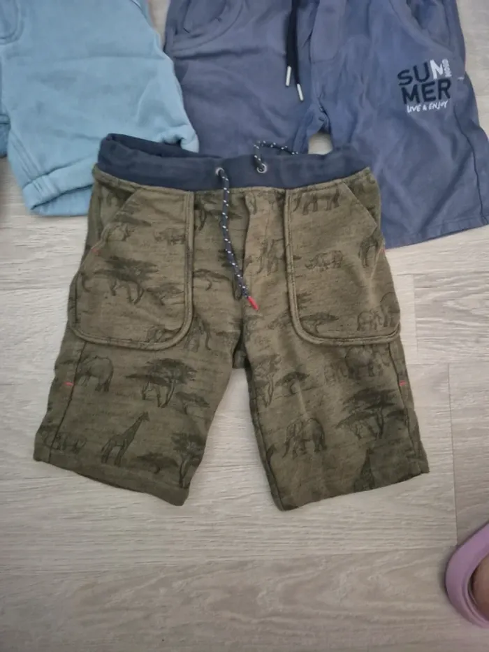 Lot shorts 7 ans - photo numéro 2