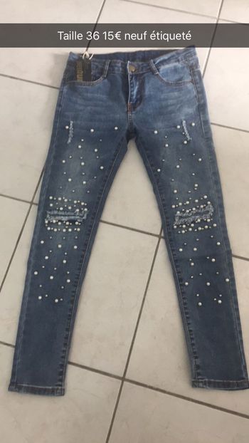 Jean perlé troué aux genoux