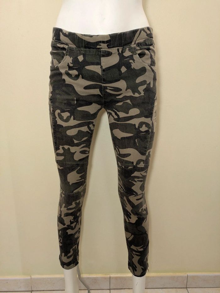 Pantalon skinny imprimé militaire kaki