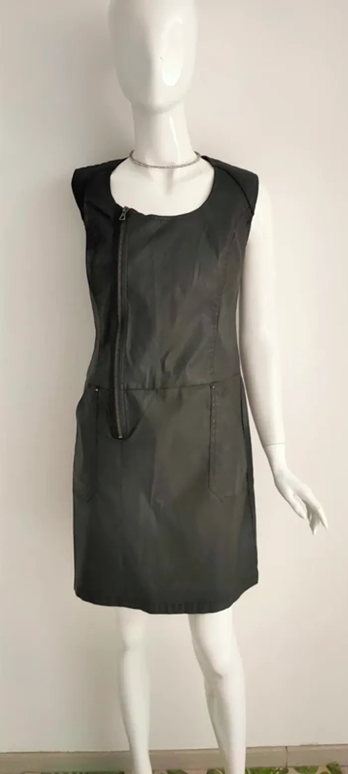 Robe noire, effet simili léger, état neuf
