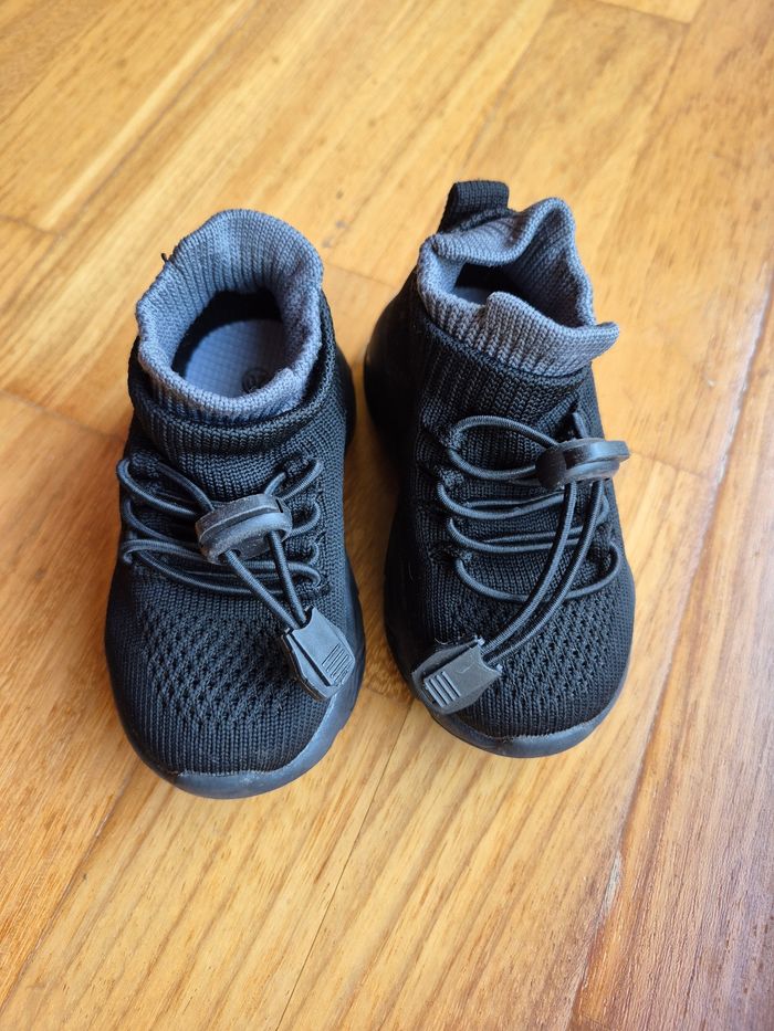 Baskets noires taille 20 - photo numéro 3