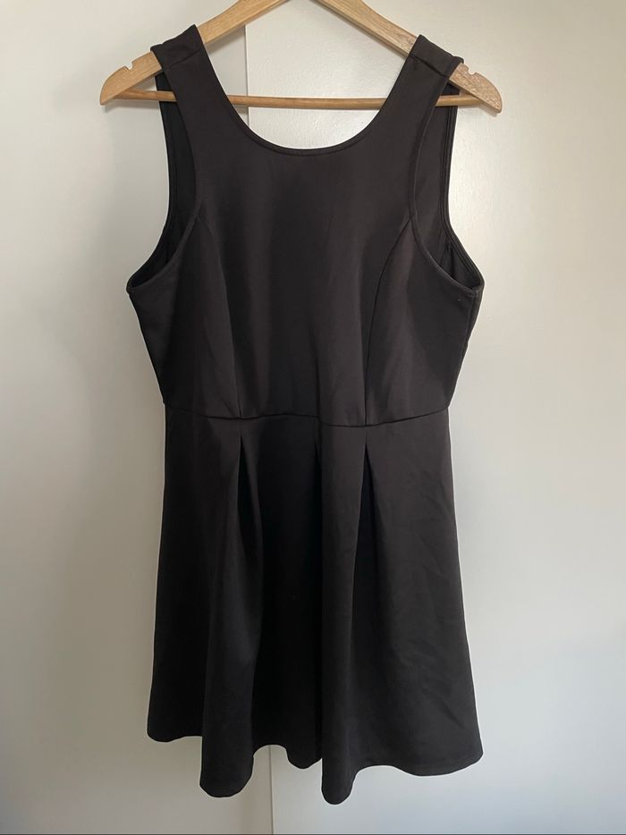 Robe noire dos nu