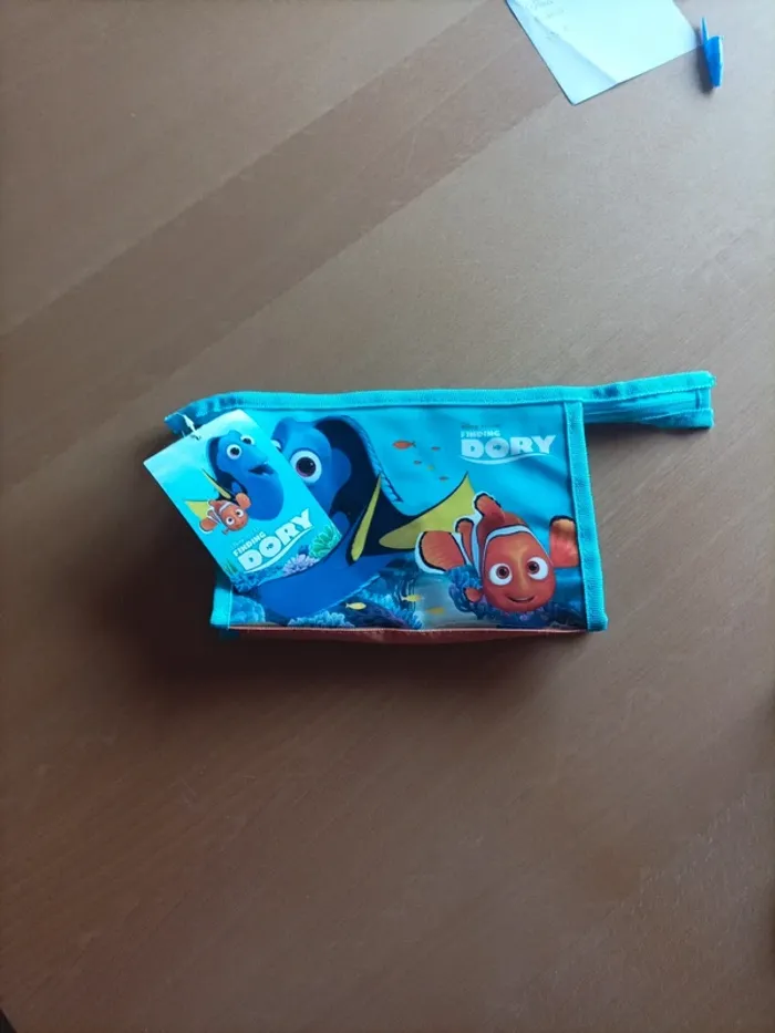 Trousse scolaire, Dory