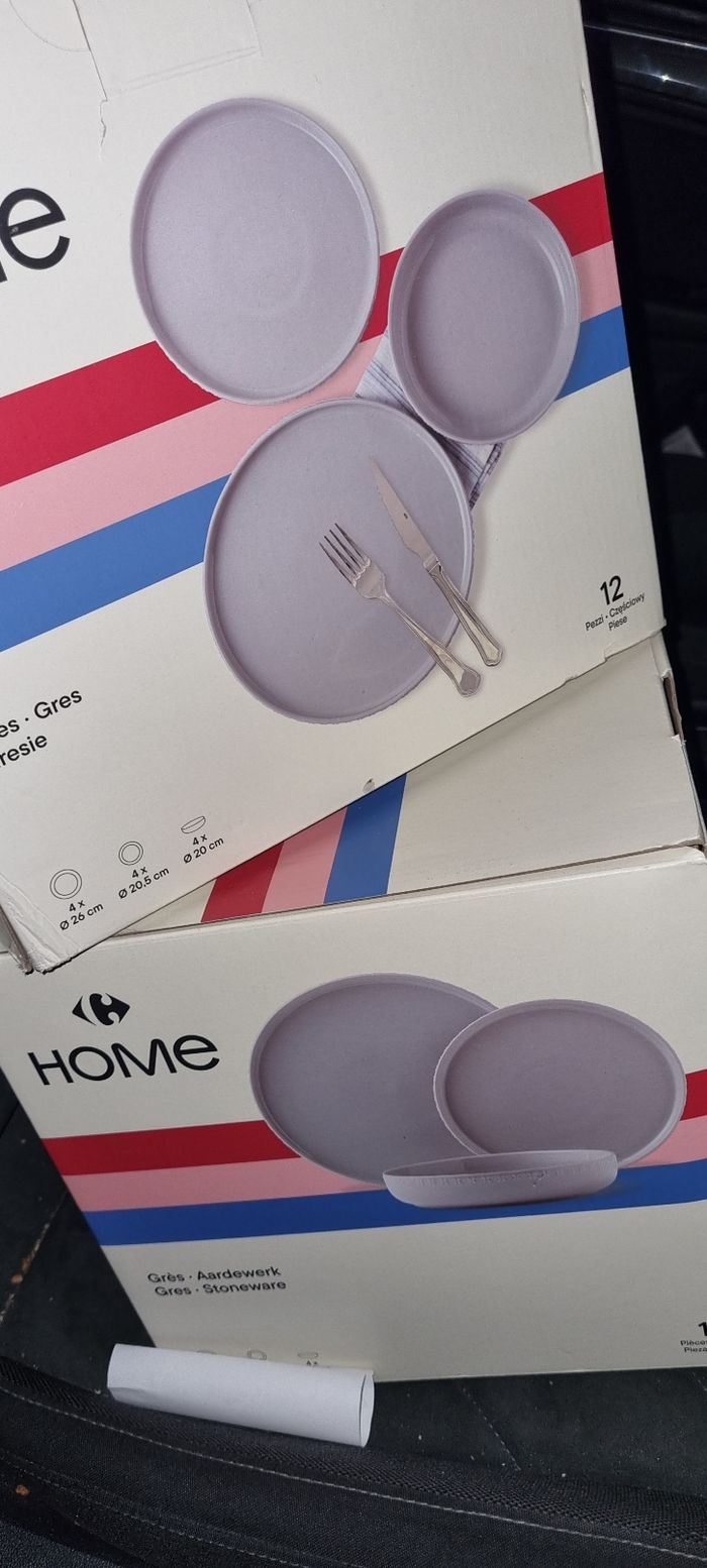 Deux sets vaisselle neufs à 35 je ne fait pas d envoie