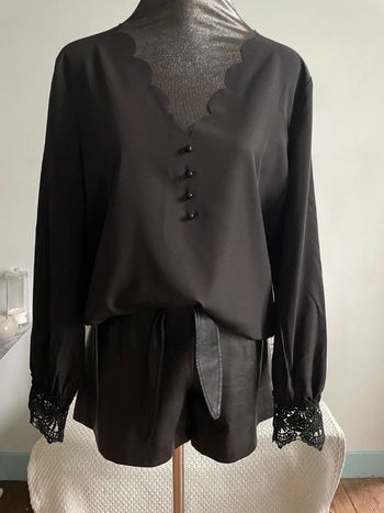 Blouse fluide noir.