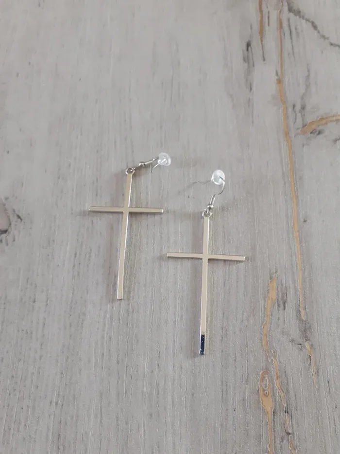 Boucles d'oreilles croix argentées