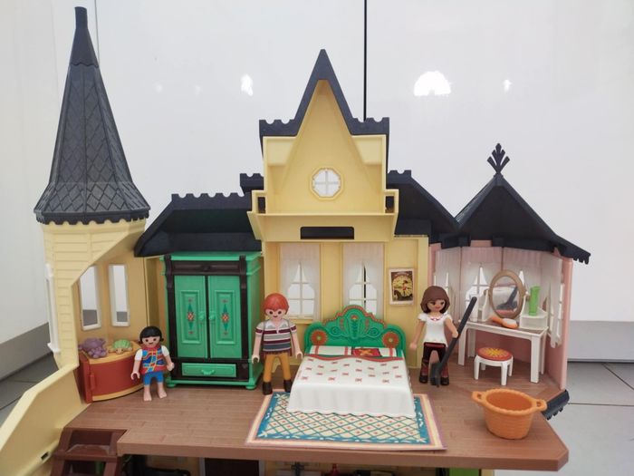 Lot playmobils maison manoir spirit et Lucky + box chevaux - photo numéro 3
