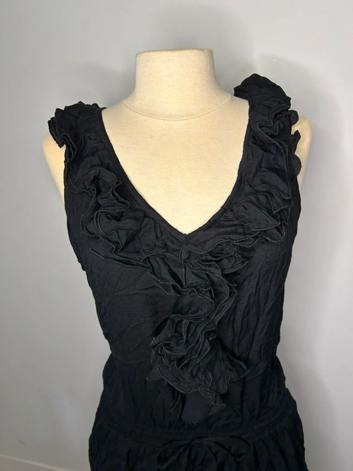 Robe noire avec décolleté plongeant à volants - photo numéro 2