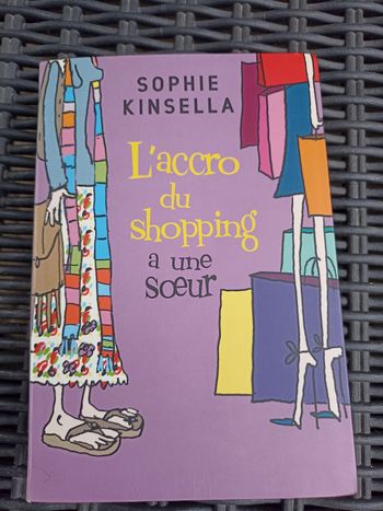 L accro du shopping à une soeur