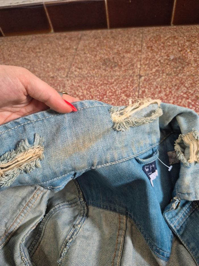Veste en jean troué et délavé - photo numéro 7