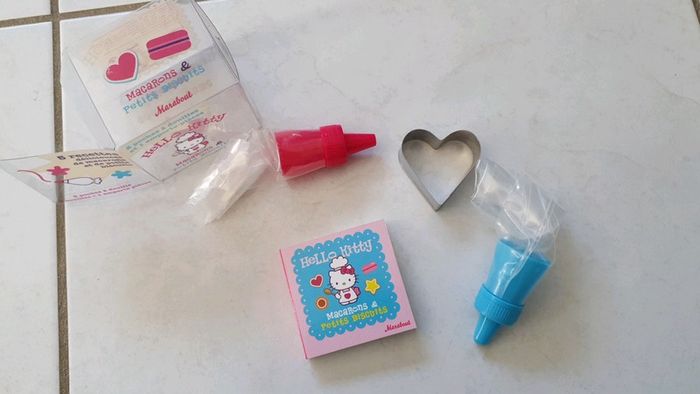 2 poches à douille et 1 emporte-pièce hello kitty Neuf LY - photo numéro 3