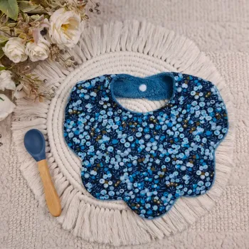 Bavoir forme fleur motif liberty