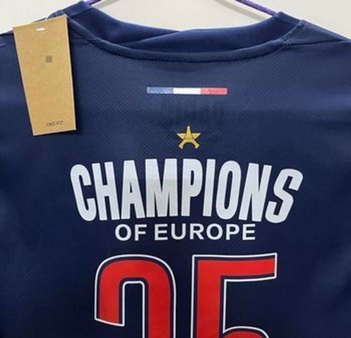 Maillot de foot PSG avec étoile ligue des champions - photo numéro 4