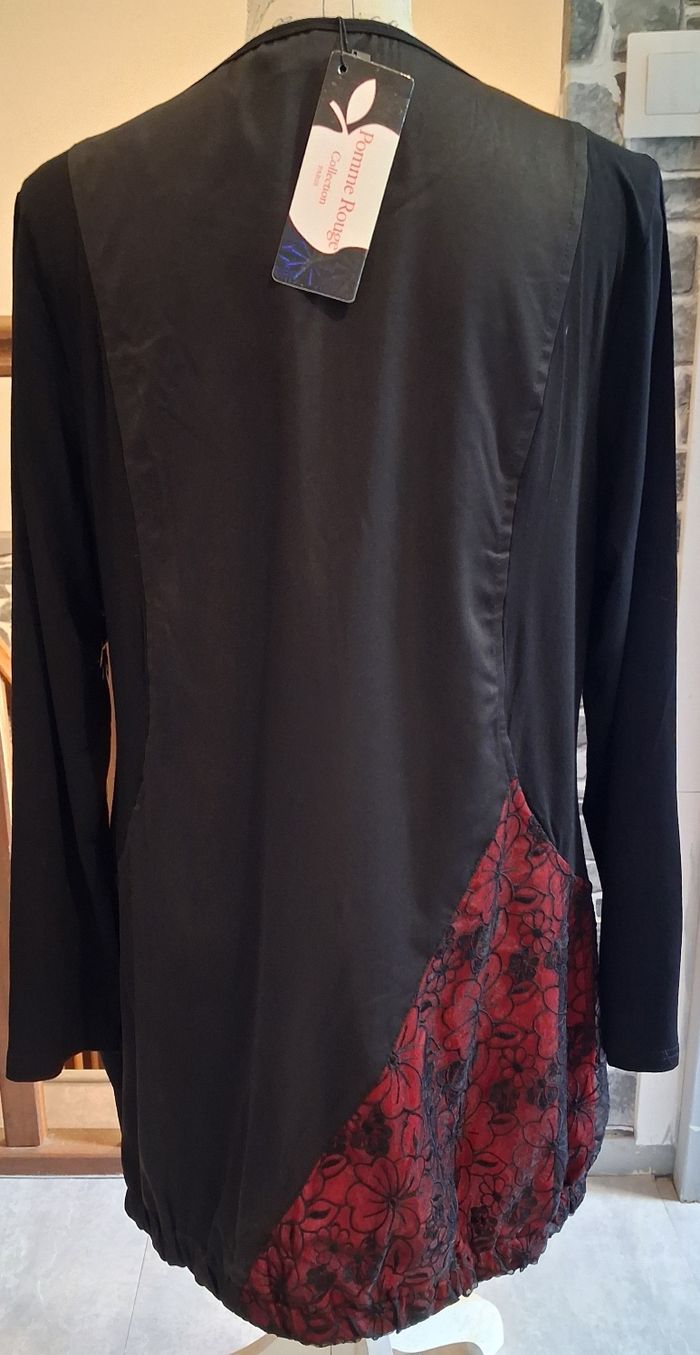 Robe courte noire et rouge à dentelle et fausses fermetures éclair - photo numéro 5