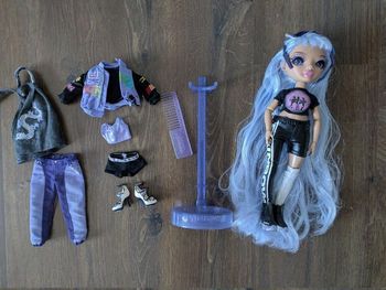 Poupée rainbow high tessa parker avec tenues, accessoires et socle