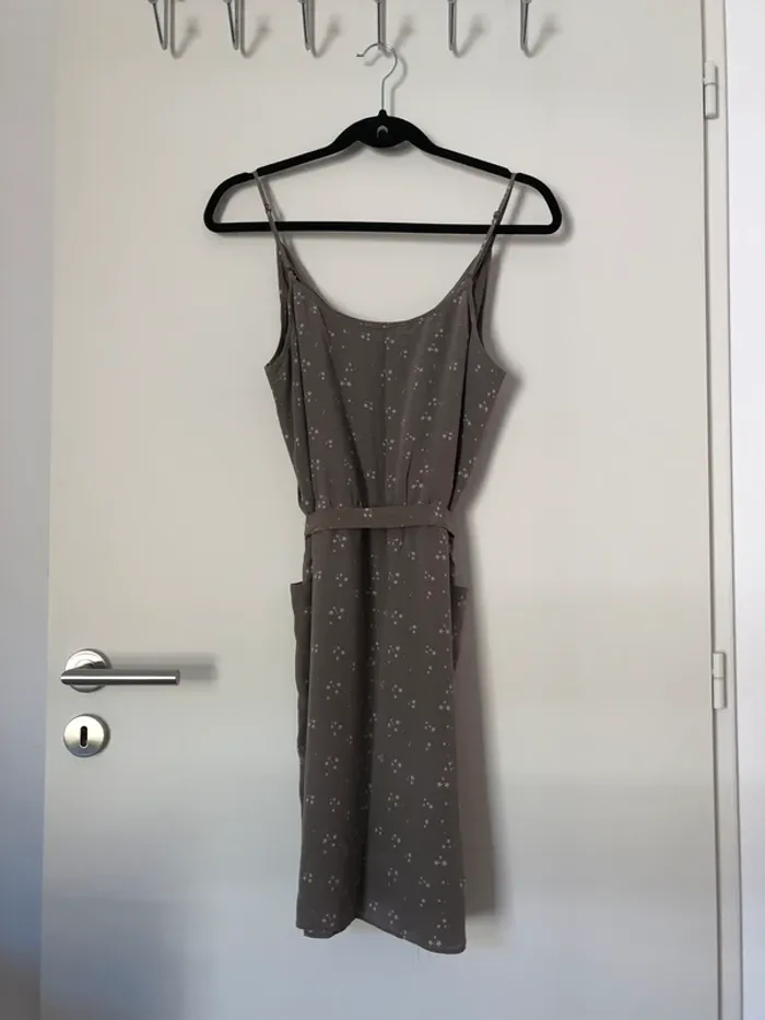 Robe à bretelle en soie grise avec des étoiles blanche taille M Sud Express - photo numéro 3
