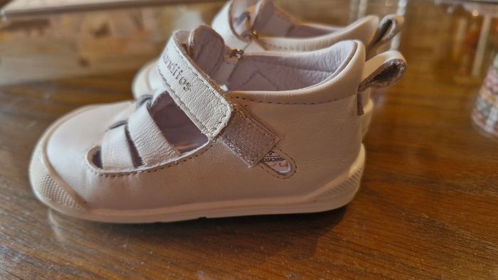 Chaussure blanditos taille 20 - photo numéro 4