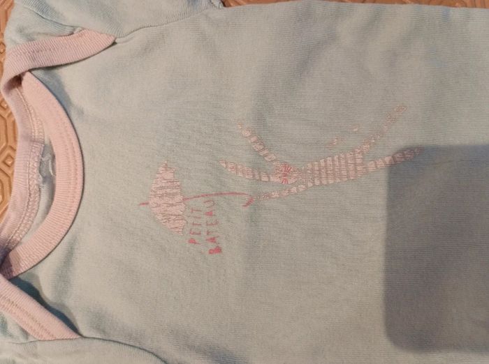 Lot de 2 bodies Petit Bateau taille 9 mois en très bon état. - photo numéro 3