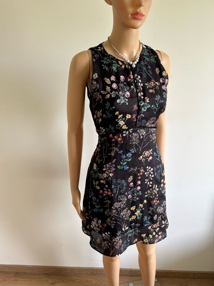 Robe noire et fleurie sans manches Morgan taille 36 TBE - photo numéro 2