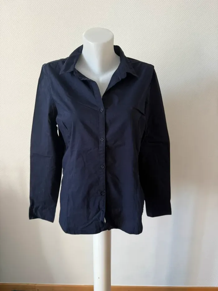 Chemise bleu marine en très bon état taille M essentiel