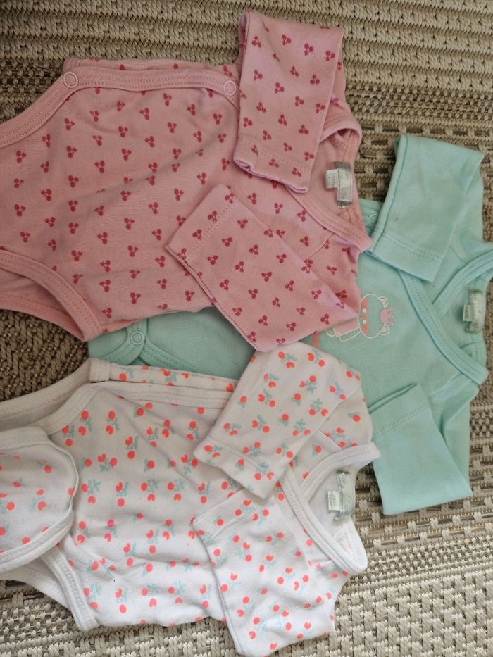 Lot de trois bodies en très bon état taille 1 mois