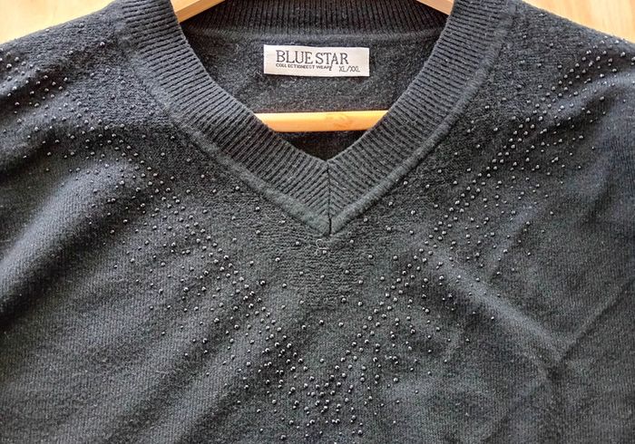 Pull col V noir avec brillant - photo numéro 3