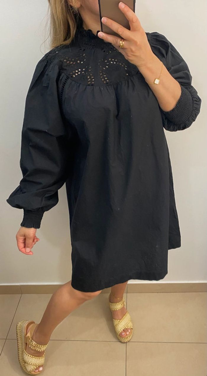 Jolie Robe Noire Avec Broderie Taille 40 - photo numéro 4