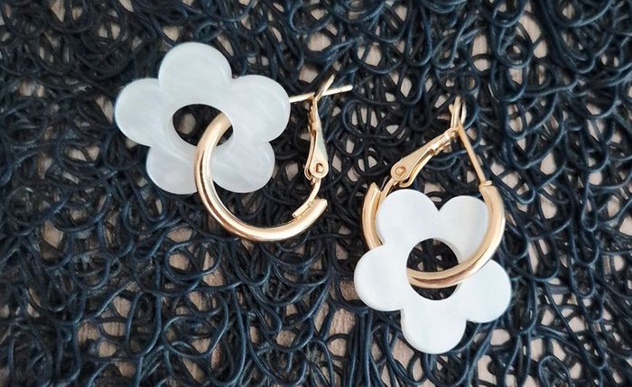 Boucles d'oreilles créoles fleur blanche élégantes